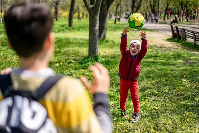 10 pomysłów na kreatywne zabawy plenerowe podczas wakacji